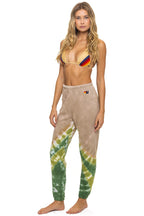 Retro HAND DYED V SWEATPANTS - TIE DYE SAND JUNGLE