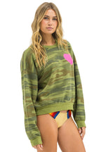 Retro HEART PRINT RELAXED CREW SWEATSHIRT - CAMO NEON PINK