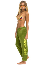 Retro PALM TREE FEST ASPEN 2026 UNISEX POCKET SWEATPANTS - JUNGLE GREEN